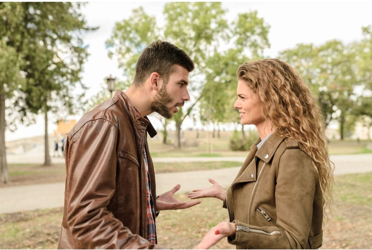 Paar in Beziehungskrise streitend im Park