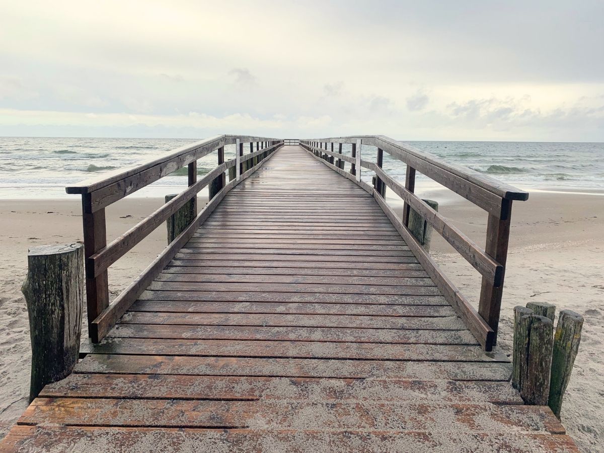 Holzsteg zum Meer als Symbol für Orientierung und neue Perspektiven in einer Lebenskrise